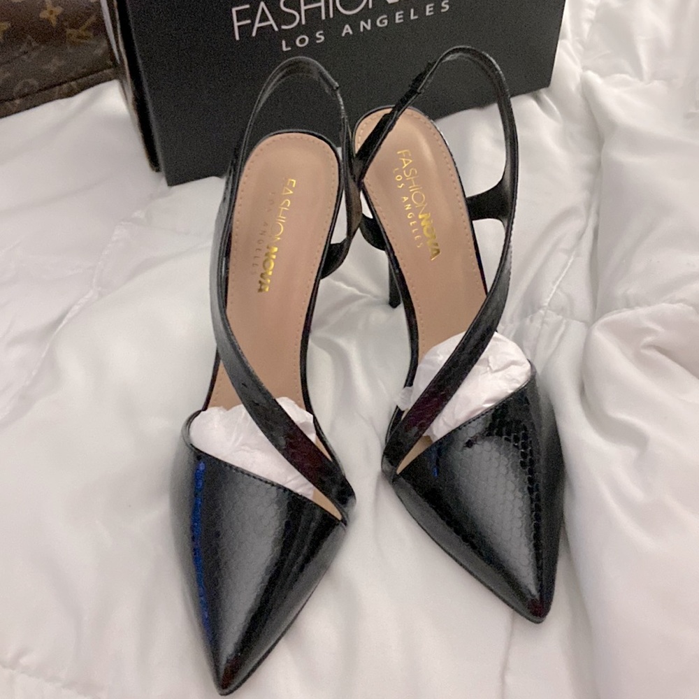 NEW NEVER WORN FASHION HEELS